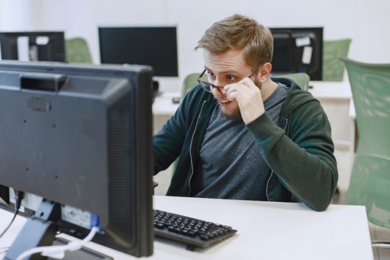 zdjęcie wyróżniające Pracownicy nie rozpoznają deepfake’ów. Eksperci ostrzegają przed rosnącym zagrożeniem
